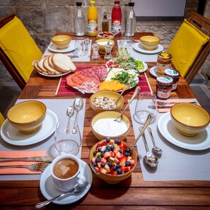 Free daily continental breakfast - The 3Cities Auberge (Cospicua)