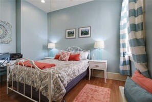 1 habitación, escritorio, tabla de planchar con plancha y internet 