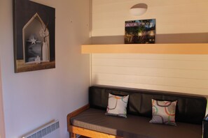 Chalet, 2 Bedrooms, Terrace (5/6 Pers) | Living area | Flat-screen TV, toys