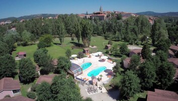 Piscina interna, piscina externa sazonal, guarda-sóis, espreguiçadeiras