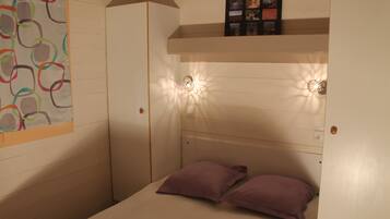 خزنة داخل الغرفة وتسهيلات لدخول الكراسي المتحركة