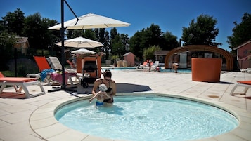 Piscina interna, piscina externa sazonal, guarda-sóis, espreguiçadeiras