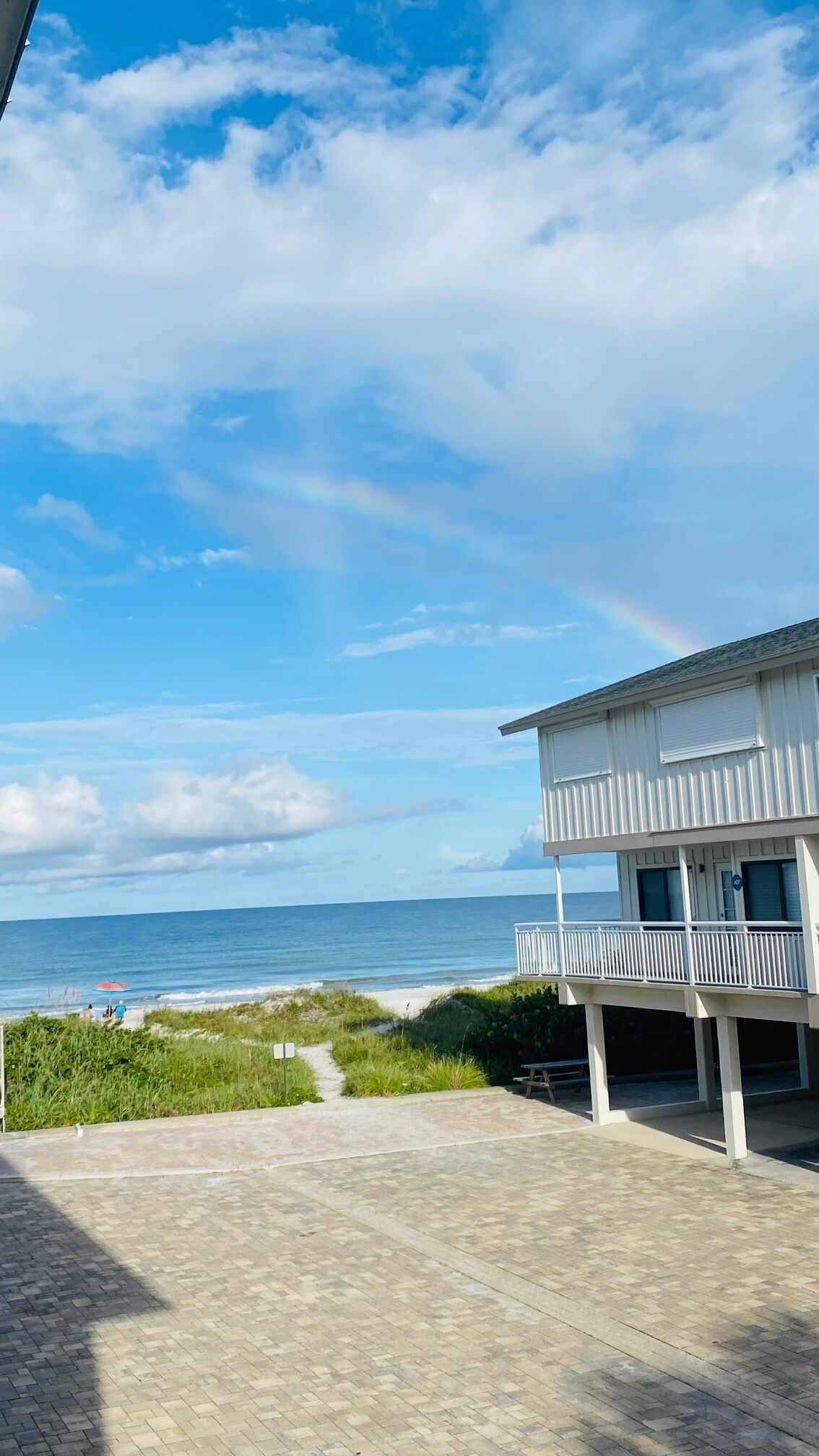 على الشاطئ، كراسي للتشمس، مناشف للشاطئ