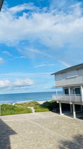 Renovated Coastal Living Inspired Townhouse Beach Steps Away!