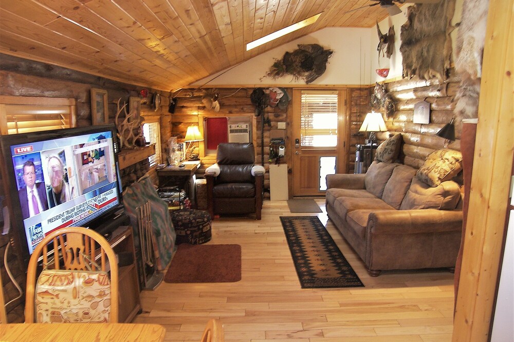 Updated Cabin. Fly fishing on the Gold Medal South Platte by Decker's Co. WiFi