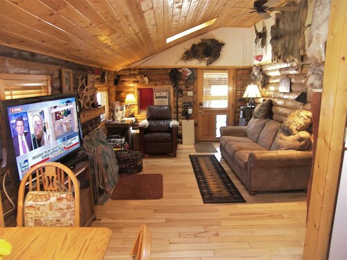 Updated Cabin. Fly fishing on the Gold Medal South Platte by Decker's Co. WiFi