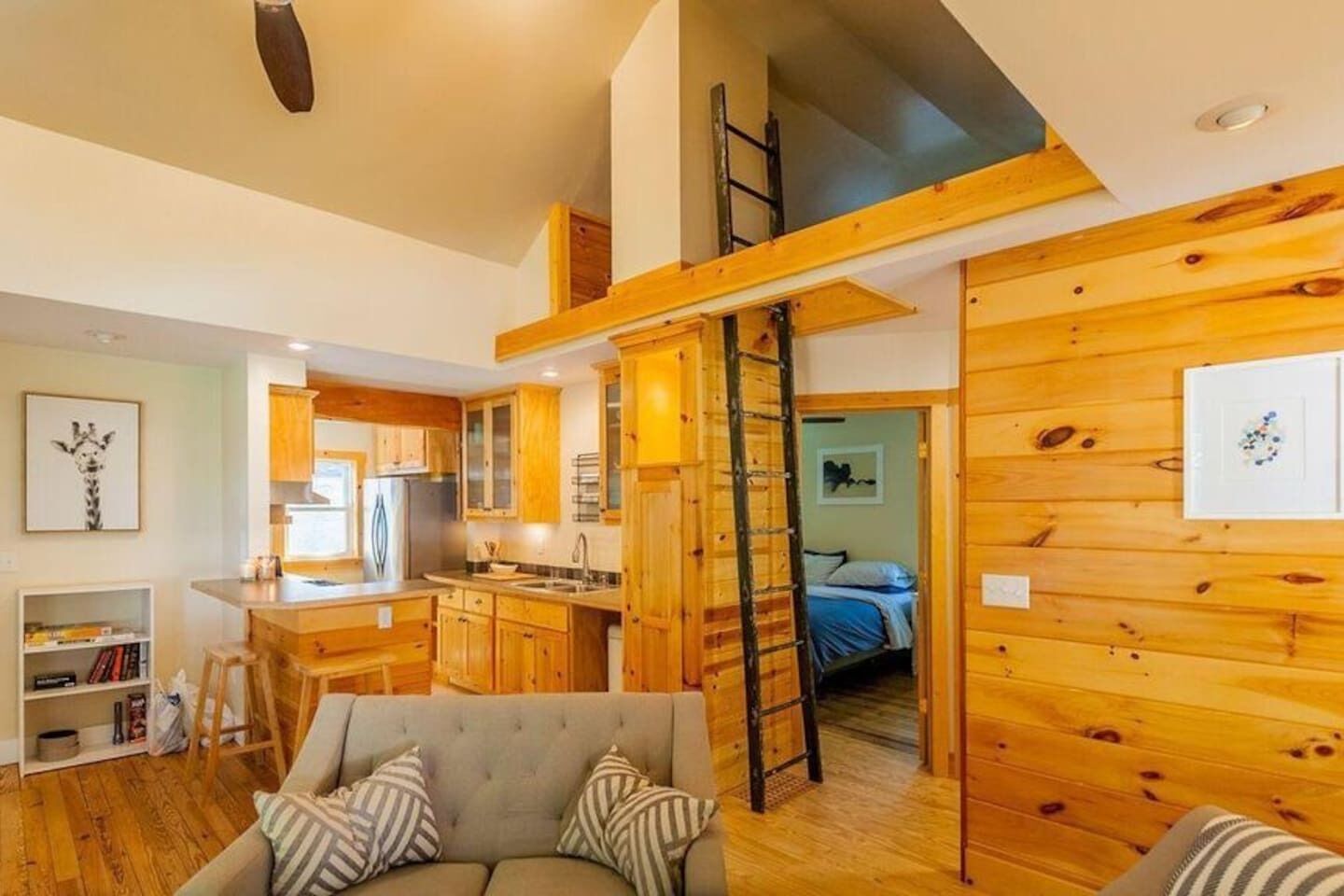 Unbeatable Retreat Home Near The Spring Lake Beach || The Pear Tree Cottage :)