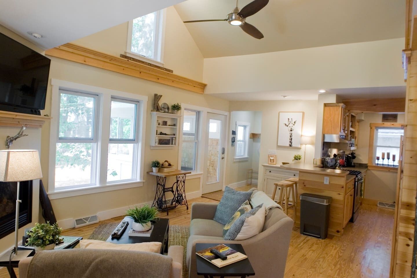 Unbeatable Retreat Home Near The Spring Lake Beach || The Pear Tree Cottage :)