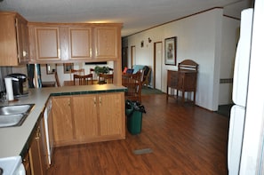 Réfrigérateur, four à micro-ondes, un four, surface de cuisson