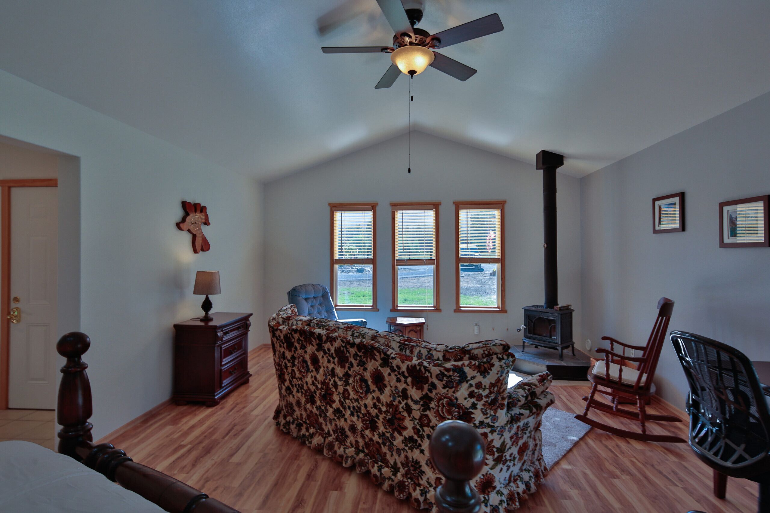 Télévision, cheminée, lecteur de DVD