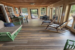 Télévision, cheminée, lecteur de DVD, livres