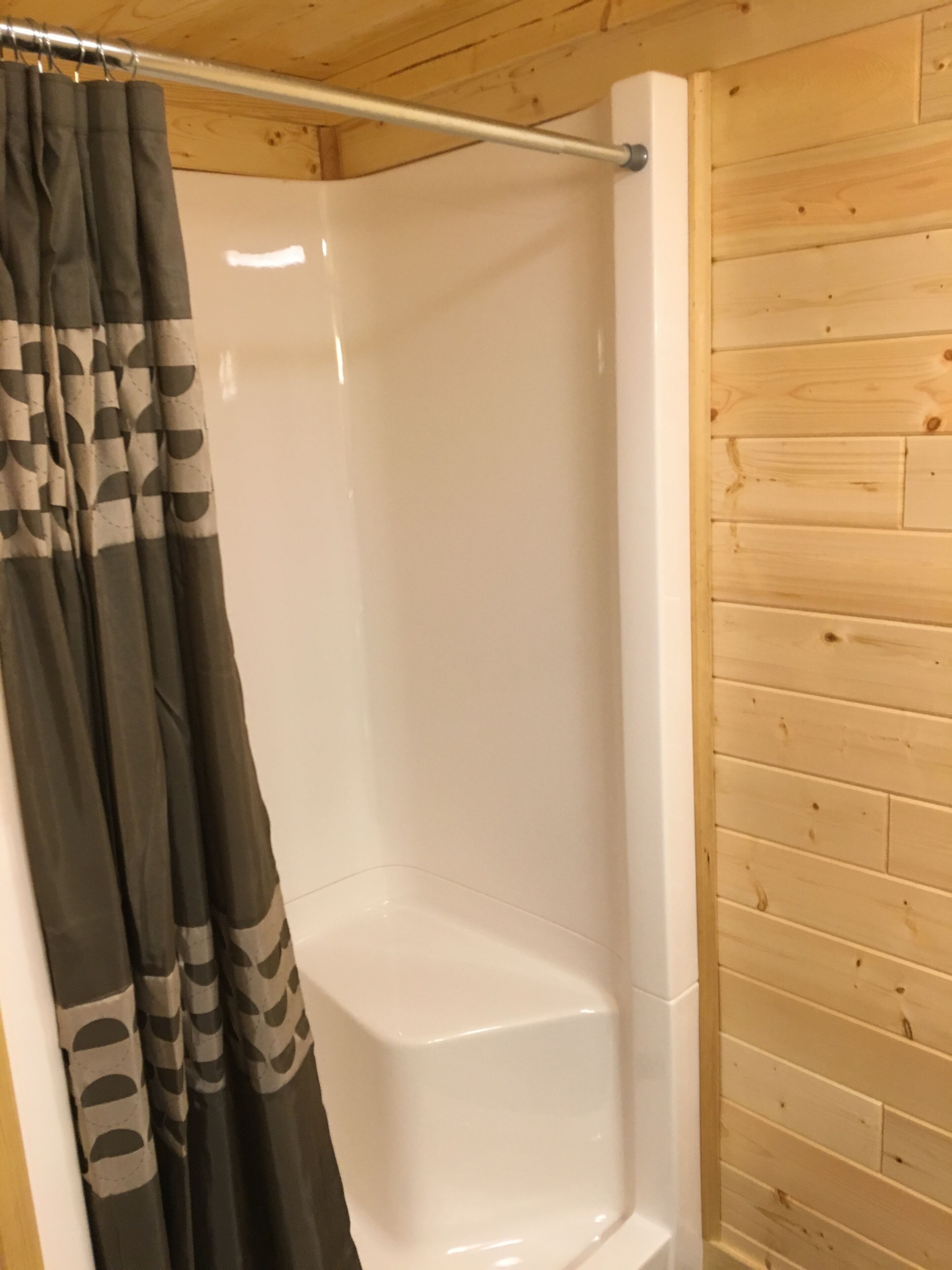 4 Season Nelson Lake cabin, only 5 miles from town, WIFI, AC,Dogs Welcome