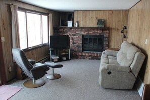 Smart TV, fireplace, DVD player