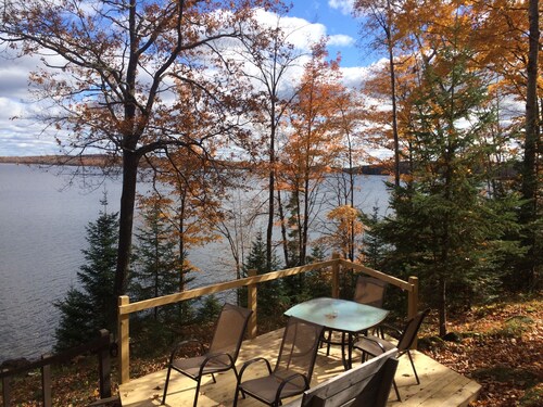 4 Season Nelson Lake cabin, only 5 miles from town, WIFI, AC,Dogs Welcome
