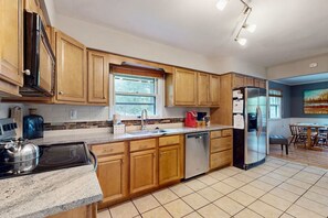 Coffee/tea maker, fridge, microwave, oven