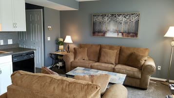 Smart TV, chimenea y libros