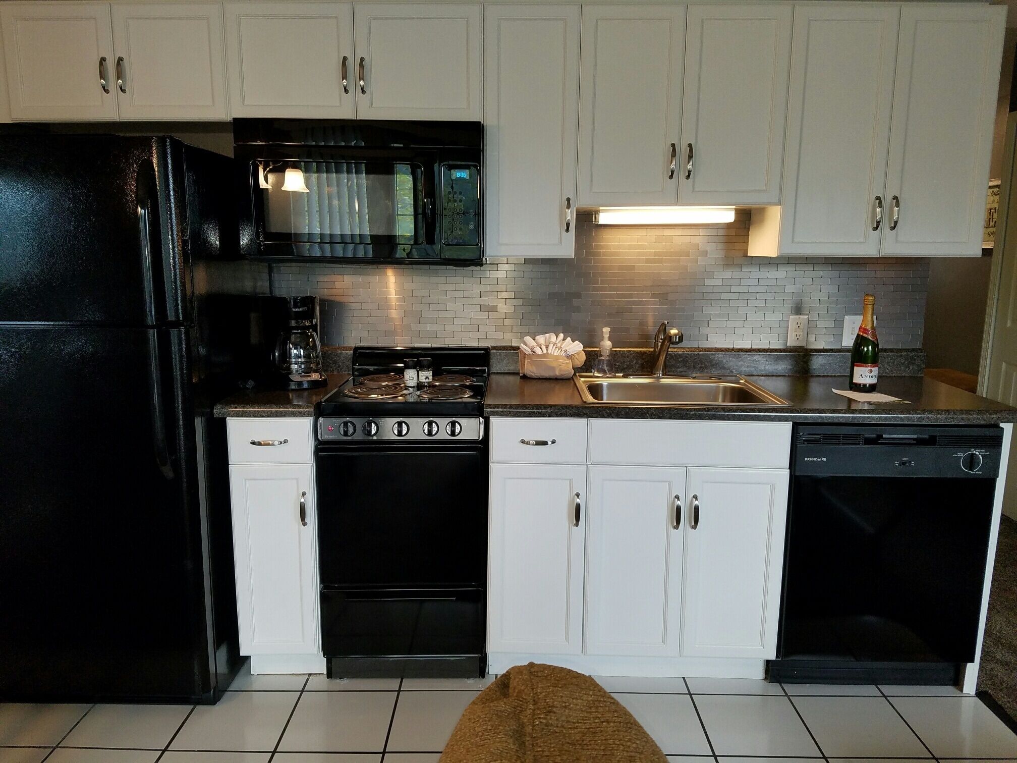 Køleskab, mikrobølgeovn, ovn, kogeplade