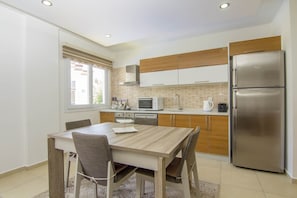 Apartment, 3 Bedrooms | In-room dining