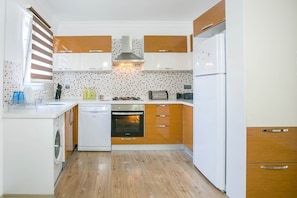 Apartment, 2 Bedrooms | Private kitchen