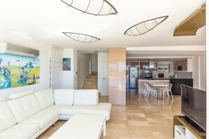 Villa, 4 chambres, piscine privée | Coin séjour | Télévision à écran plat