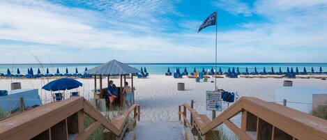 Plage, chaises longues, serviettes de plage