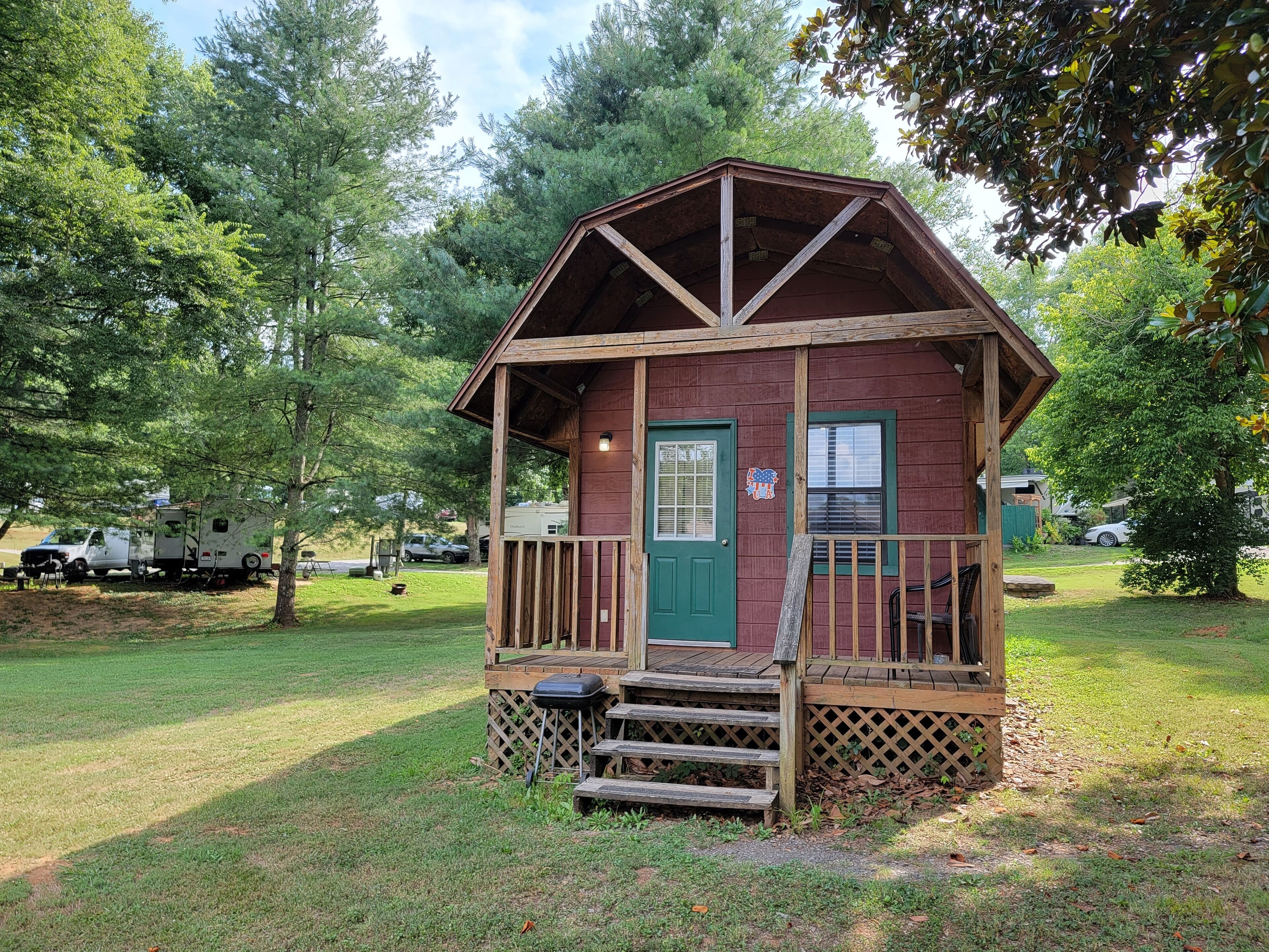 Little Cabin ~ Rustic, Affordable, Family Friendly (Walking Distance to Lake)