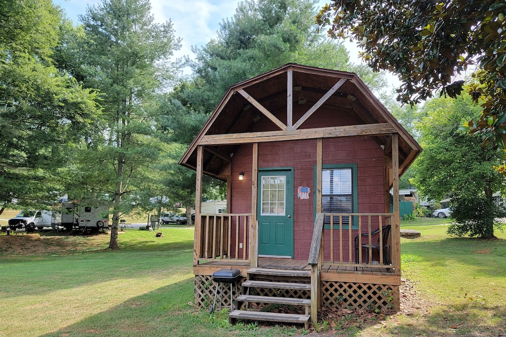 Little Cabin ~ Rustic, Affordable, Family Friendly (Walking Distance to Lake)
