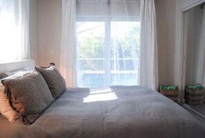 2 chambres, fer et planche à repasser, lit de bébé portatif