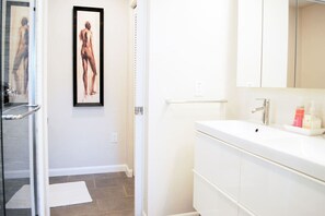 Combined shower/tub, hair dryer, towels - Beach Pearl - Pool House (Naples)