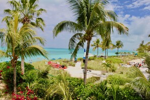 Plage, chaises longues, serviettes de plage