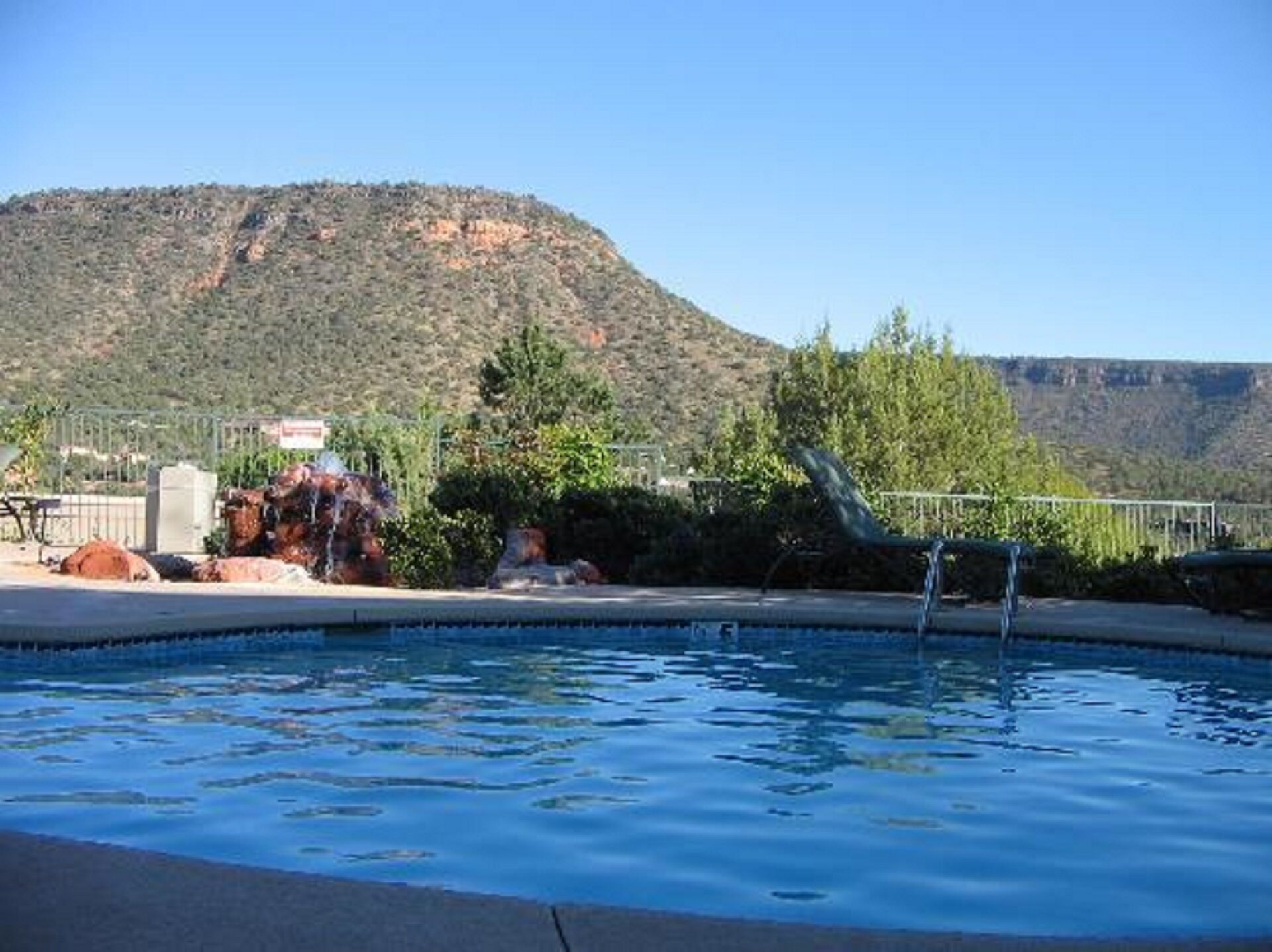 2 BDRM SLEEPS 8~ JUST 10 MINS TO DOWNTOWN, HEATED POOLS/SPA, GREAT GOLF & MORE
