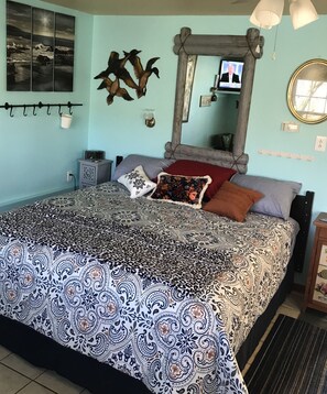 1 bedroom, iron/ironing board, free WiFi, bed sheets - Cottage on Lake Taneycomo, near the College of the Ozarks and the dam.   (Hollister)