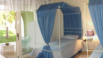 Camera, 2 letti singoli, vista giardino | Minibar, una scrivania, insonorizzazione
