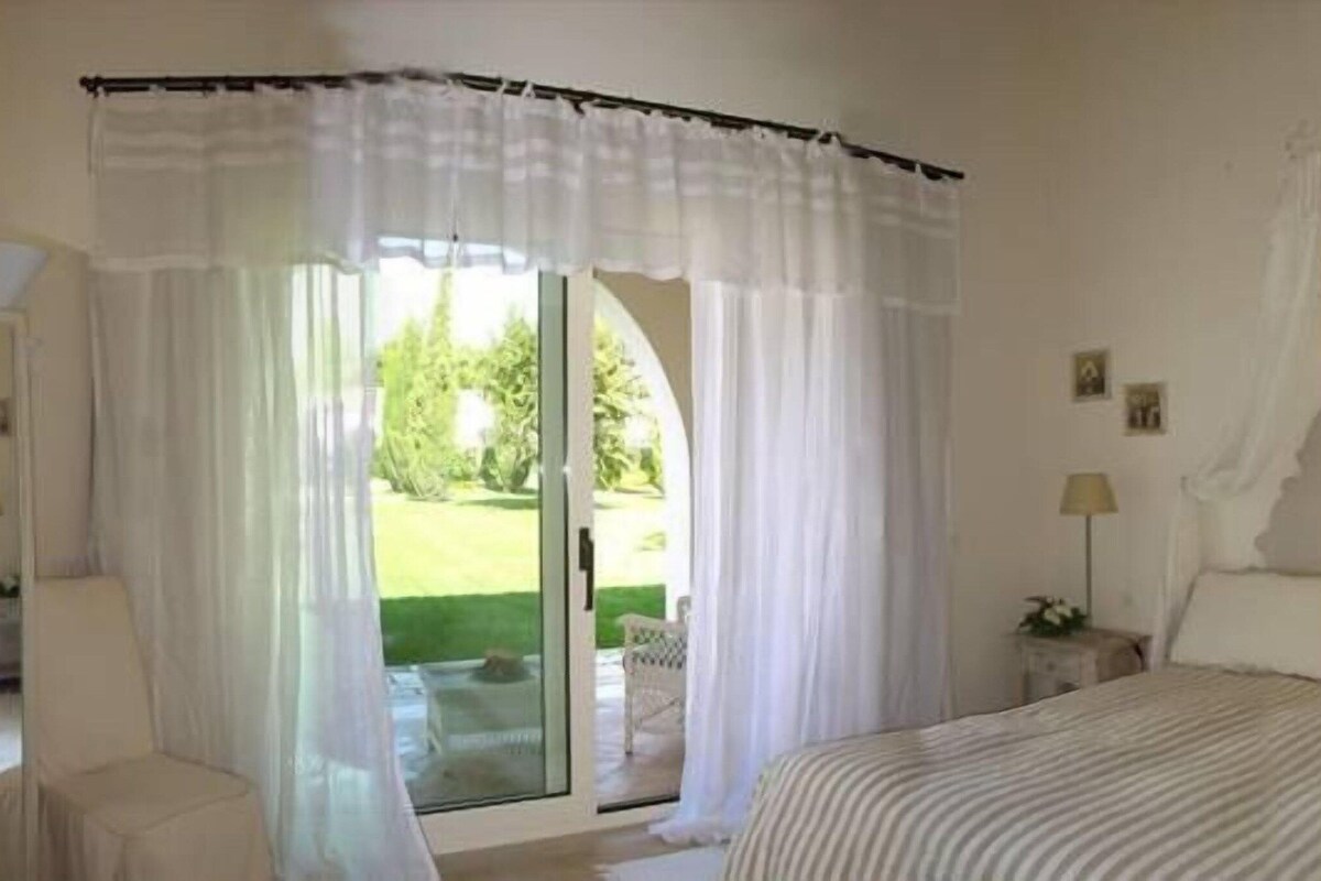 Minibar, escritorio, sistema de insonorización y cunas gratuitas 