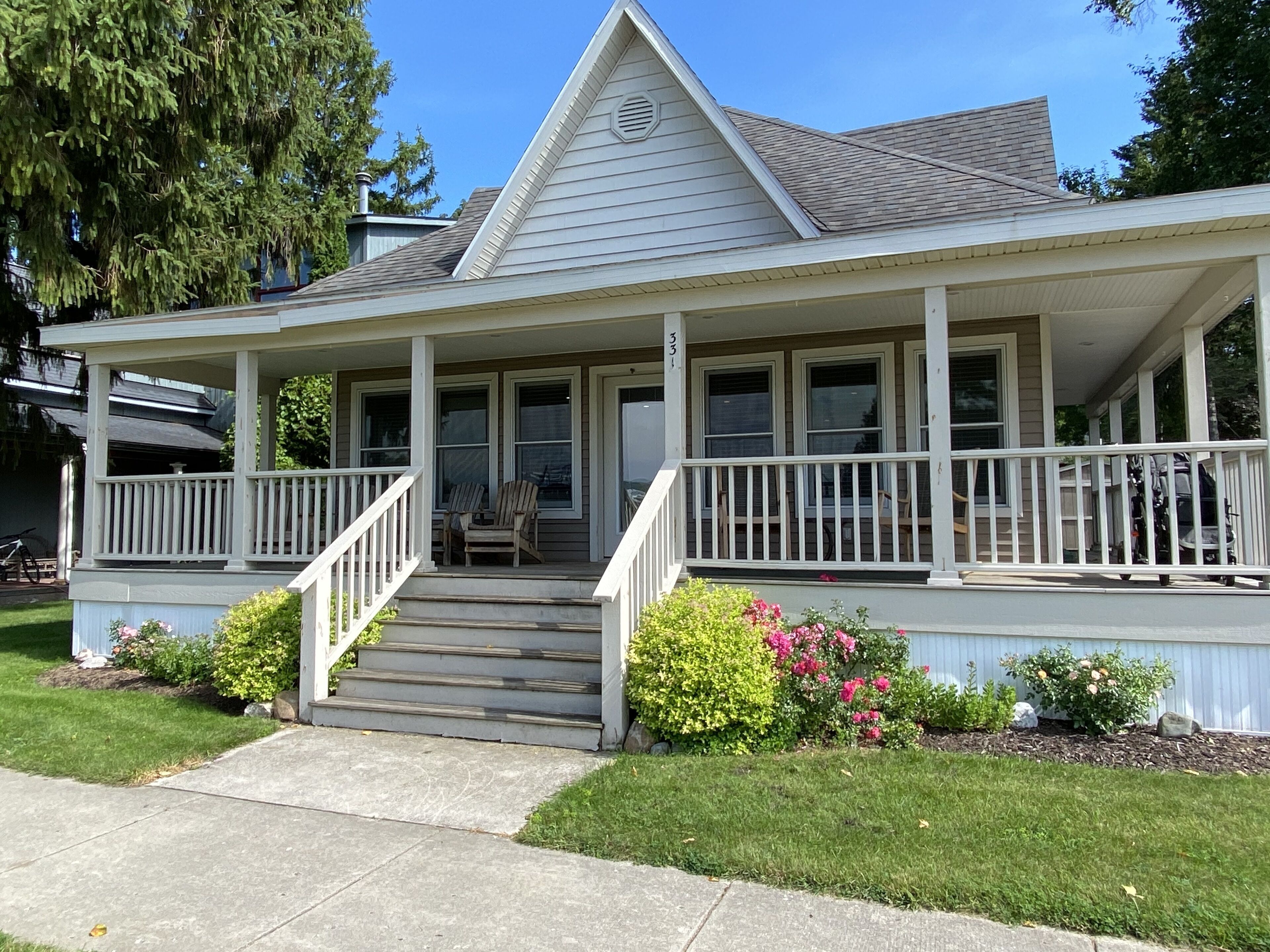 Beautiful Downtown Boyne City Home, Across Street from Lake Charlevoix
