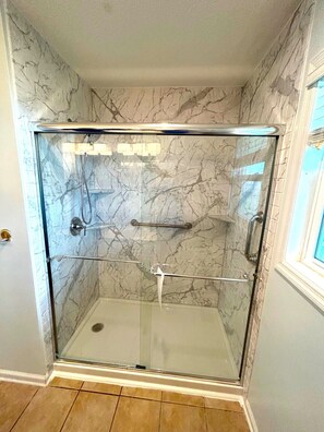 Combined shower/tub, hair dryer, towels