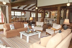 Smart TV, chimenea, videojuegos, reproductor de DVD