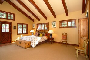 5 bedrooms, desk, iron/ironing board, free WiFi