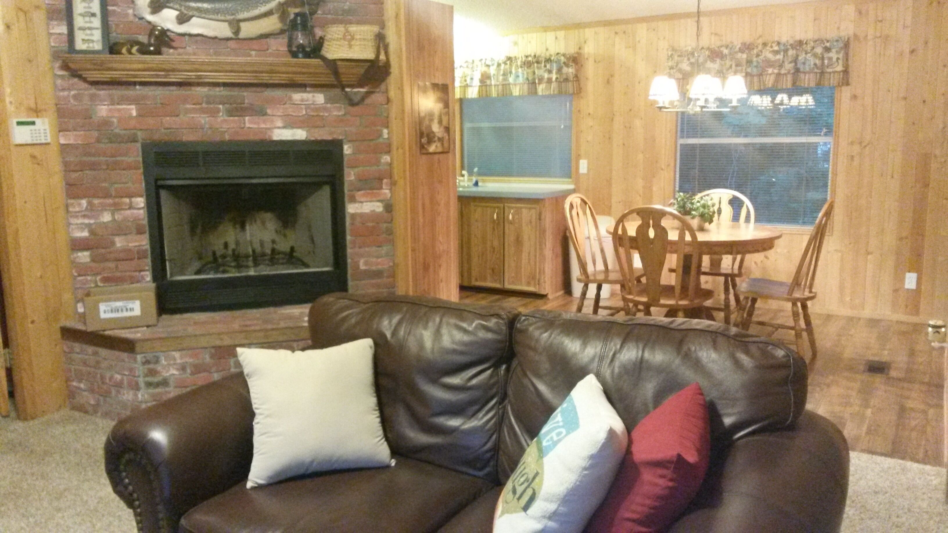 Cozy Lakefront Family Friendly Home With Large Covered Porch And Private Dock.