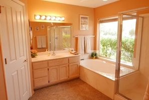 Combined shower/bathtub, hair dryer, towels - Starlight Villa of Sedona - 10% WEEKLY Discounts (Sedona)