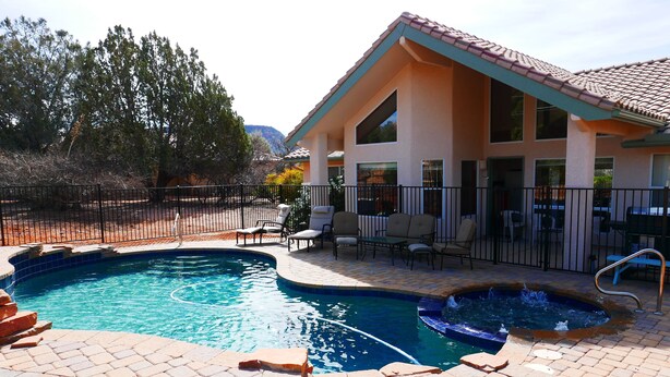 A house with a swimming pool, patio furniture, and a fenced yard. - Starlight Villa of Sedona - 10% WEEKLY Discounts (Sedona)