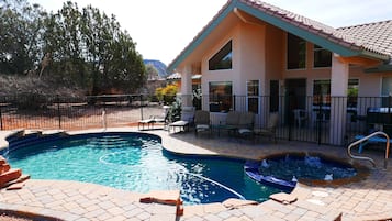 Una piscina al aire libre, una piscina climatizada