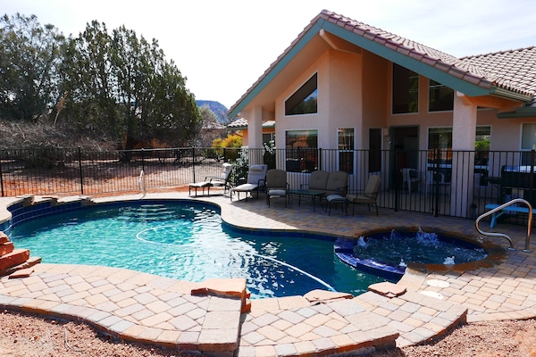 Alberca al aire libre y alberca climatizada