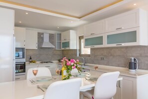 Villa, 1 habitación, piscina privada | Cocina privada | Frigorífico grande, microondas, horno y placa de cocina