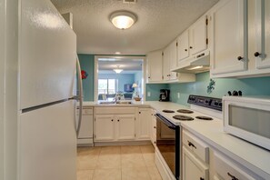 Fridge, microwave, oven, stovetop - Sea Pines condo with amazing golf course view, pool, & balcony  - walk to beach (Hilton Head)
