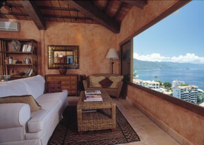 تلفزيون، مشغل دي في دي، كُتُب، مكتبة موسيقى