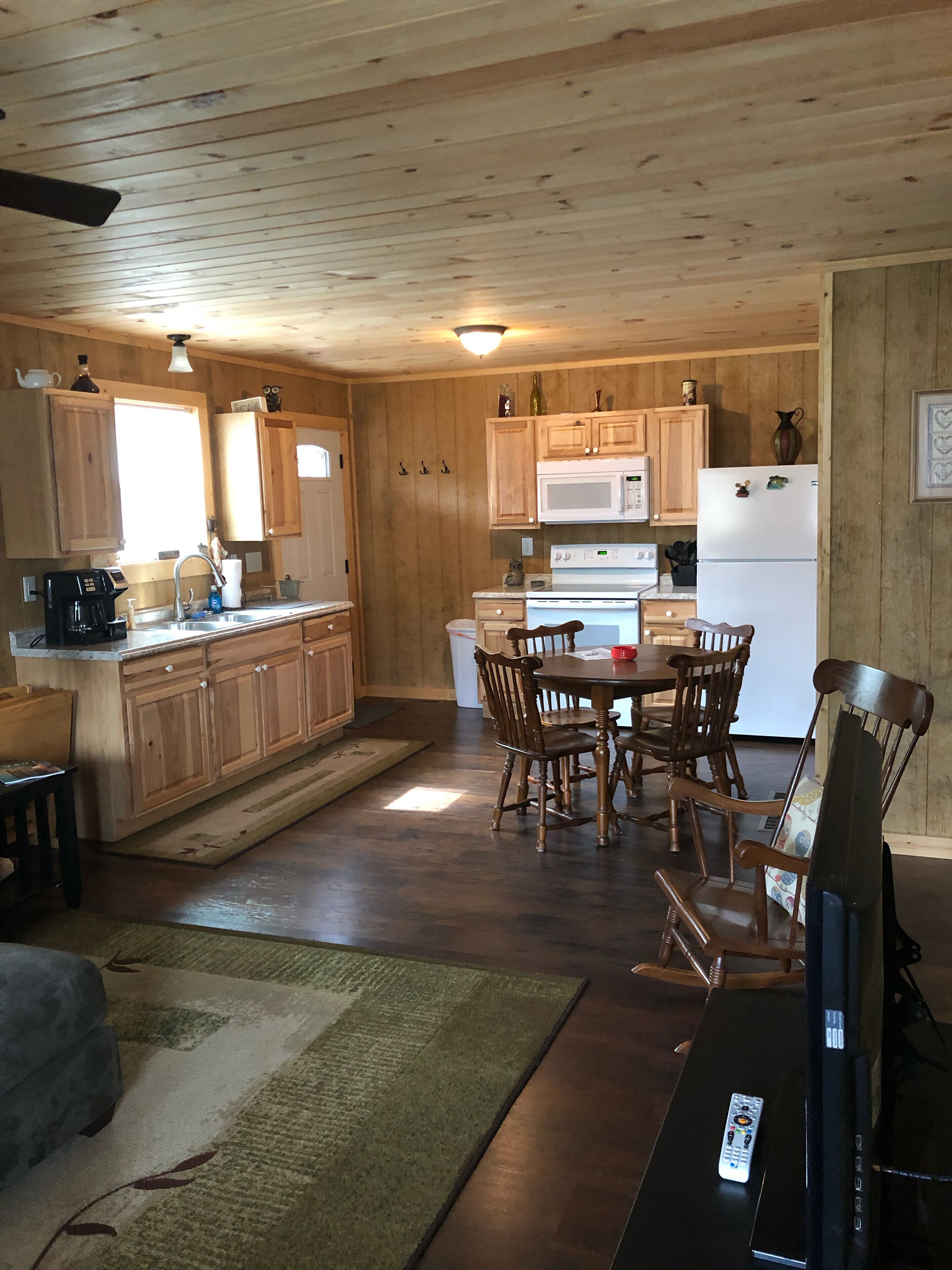 Cozy Cabin overlooking Private Lake