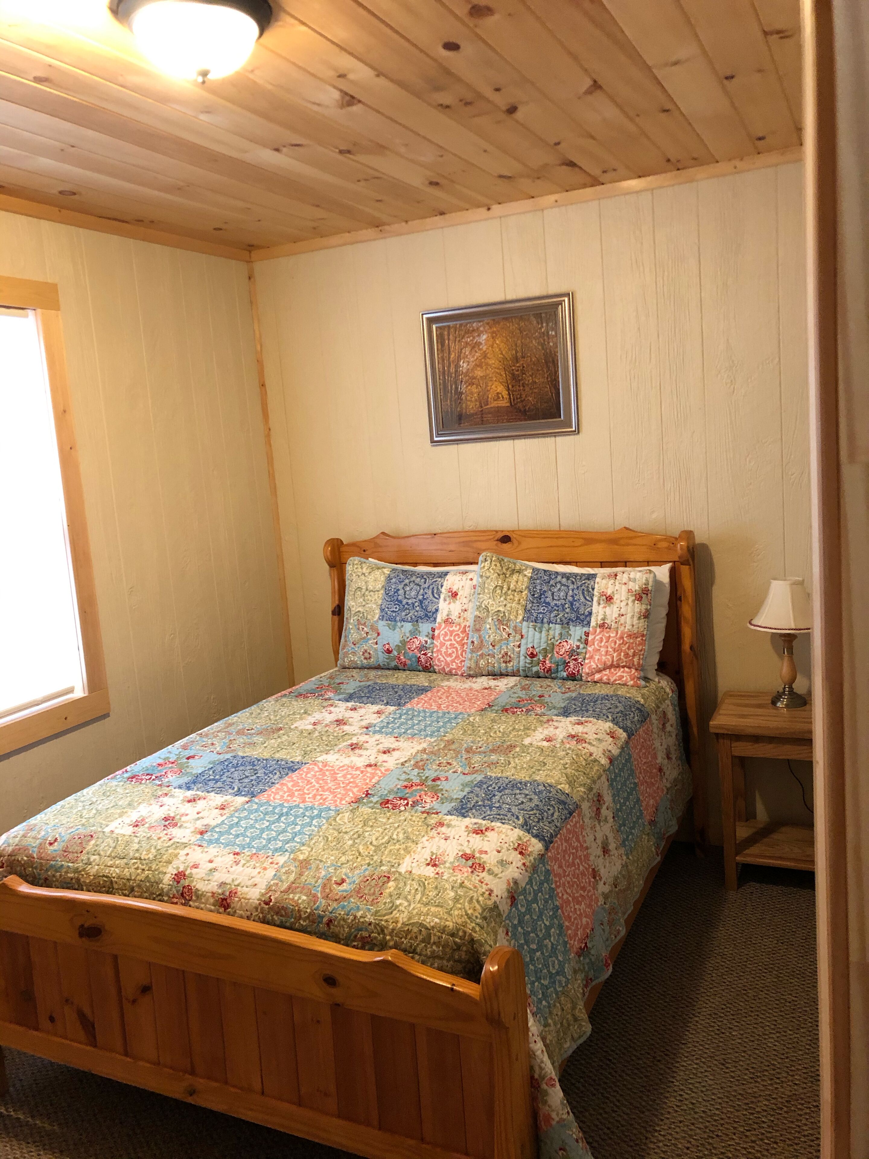 Cozy Cabin overlooking Private Lake