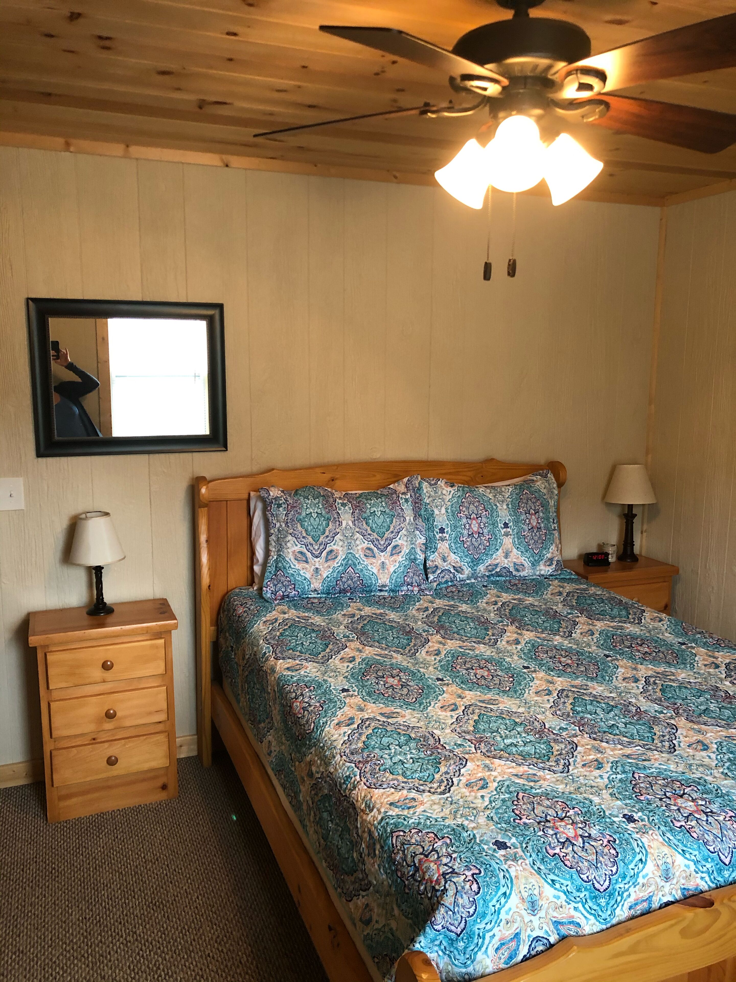 Cozy Cabin overlooking Private Lake