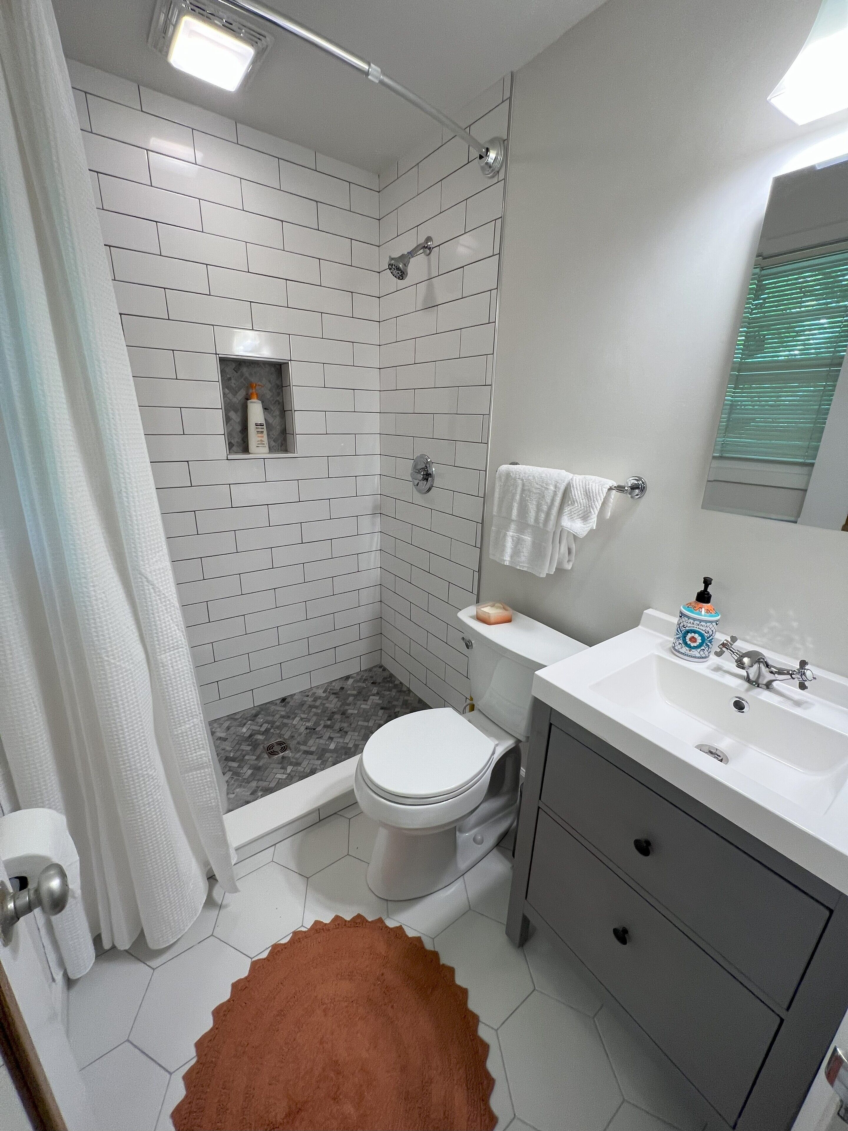 Tranquil Mirror Lake Paradise With Large Screened-in Porch!